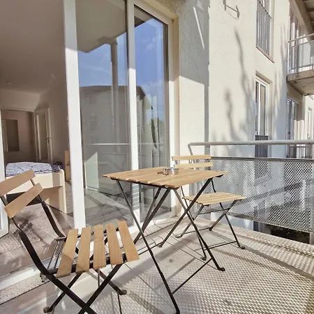 Schoene Mit Balkon In アパート *