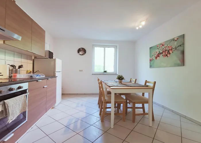 Schoene Mit Balkon In *